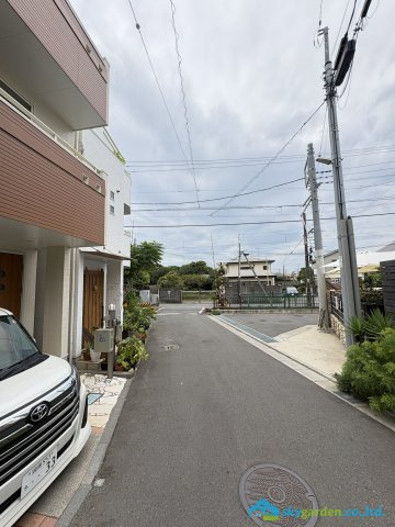 藤沢市片瀬4丁目　中古戸建の前面道路含む現地写真