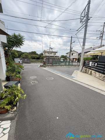 藤沢市片瀬4丁目　中古戸建の前面道路含む現地写真