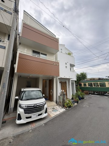 藤沢市片瀬4丁目　中古戸建の前面道路含む現地写真|江ノ電の通過する日常