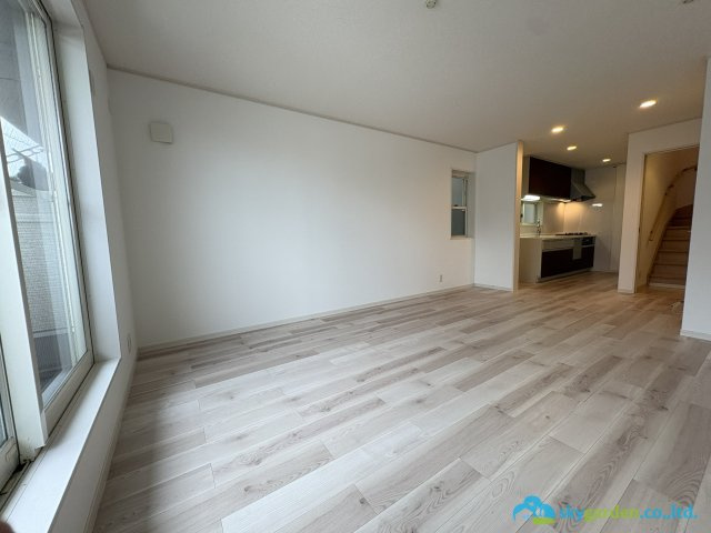藤沢市片瀬4丁目　中古戸建の居間・リビング|おしゃれなリビングです