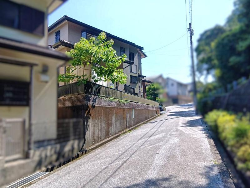 高知市潮見台2丁目　中古戸建ての前面道路含む現地写真