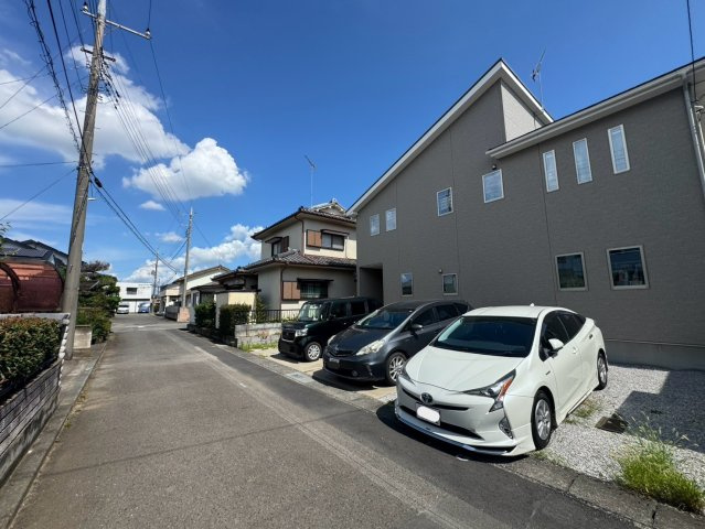 -三丁目不動産-　太田市新田木崎町　令和4年築　築浅美観住宅の前面道路含む現地写真|前面道路含む現地写真です