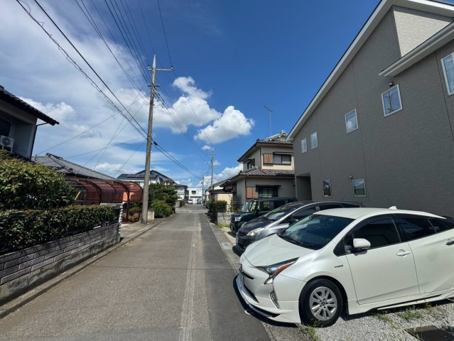 -三丁目不動産-　太田市新田木崎町　令和4年築　築浅美観住宅の前面道路含む現地写真|前面道路含む現地写真です