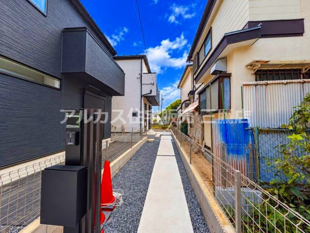 小平市小川町1丁目　西武拝島線　小川町　新築戸建のエントランス