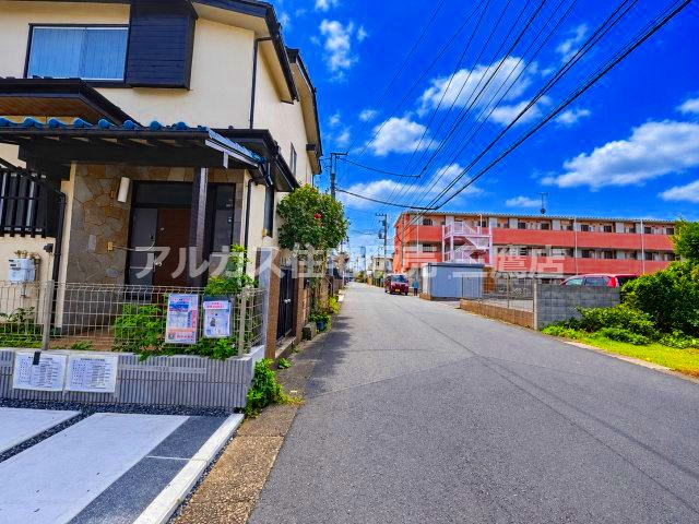 小平市小川町1丁目　西武拝島線　小川町　新築戸建の前面道路含む現地写真