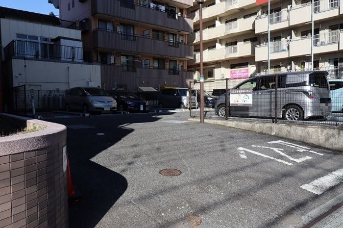 グランディス新八柱の駐車場