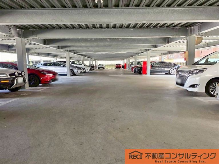ルネヒューマンズガーデンパラディオC棟の駐車場