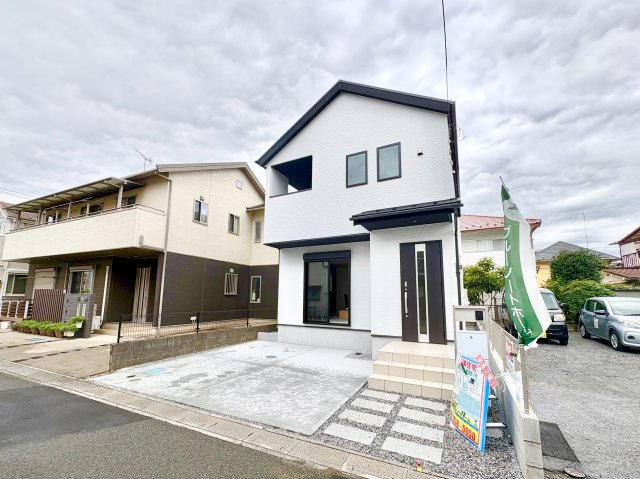 《仲介手数料半額》所沢市和ケ原1丁目の外観|駅徒歩10分の利便性と、92.19㎡のゆとりある住空間が魅力の一邸。スーパー・コンビニも徒歩10分以内、駐車2台可能です。雨の日にも便利なインナーバルコニーを備え、快適な暮らしをサポートします。