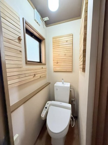 中古一戸建のトイレ|落ち着いた色調のトイレです