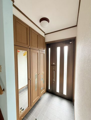 中古一戸建の玄関|落ち着いた玄関です
