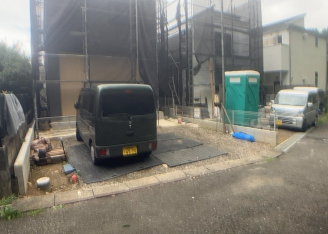 【前面道路含む現地写真】 | 道幅が狭い場所は比較的土地の値段が低いことが多く、また交通量が少ないため騒音が少なく静かな環境で過ごせます。また、小さいお子様がいるご家庭も安心です。一方で車の駐車が難しいというデメリットもあります。
