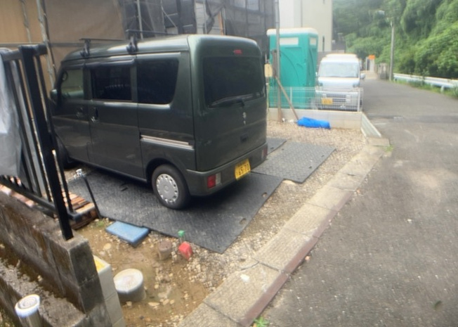 【駐車場】 | 車一台あたりに必要なスペースは、標準サイズの普通自動車で横幅2m50cm、長さ5mは必要になります。ただし、乗降のことも考慮して横幅3m30cm、長さ5m50cmほどは確保できるところを選びましょう。