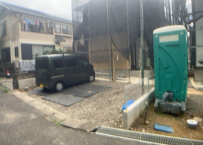 【前面道路含む現地写真】 | 住宅用の土地では前面道路に2m以上接していなければならないと法律で定められています。しかし、お持ちの車のサイズやライフスタイルなどにより、2mでは利便が悪い場合もございますので、事前に確認しましょう。