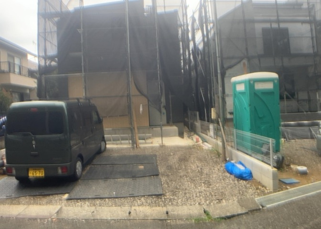 【前面道路含む現地写真】 | お持ちの車種によっては前面道路が広い方が便利でしょう。しかし、前面道路が広ければその分交通量が多くなるため、騒音などが気になる場合があります。実際に現地を見学し、周辺交通量や騒音などを確認しましょう！