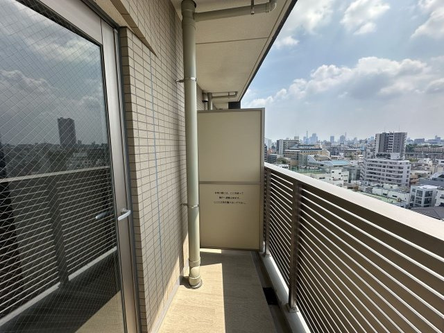 コンシェリア東京 ＜ＨＩＧＡＳＨＩＪＵＪＯ ＲＥＳＩＤＥＮＣＥ＞のバルコニー|外からの目が気にならないバルコニーで洗濯物が干せます