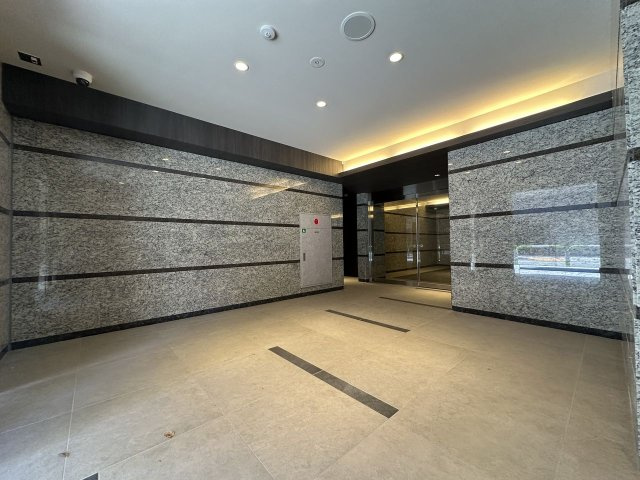 コンシェリア東京 ＜ＨＩＧＡＳＨＩＪＵＪＯ ＲＥＳＩＤＥＮＣＥ＞のロビー|ゆとりのあるロビーです
