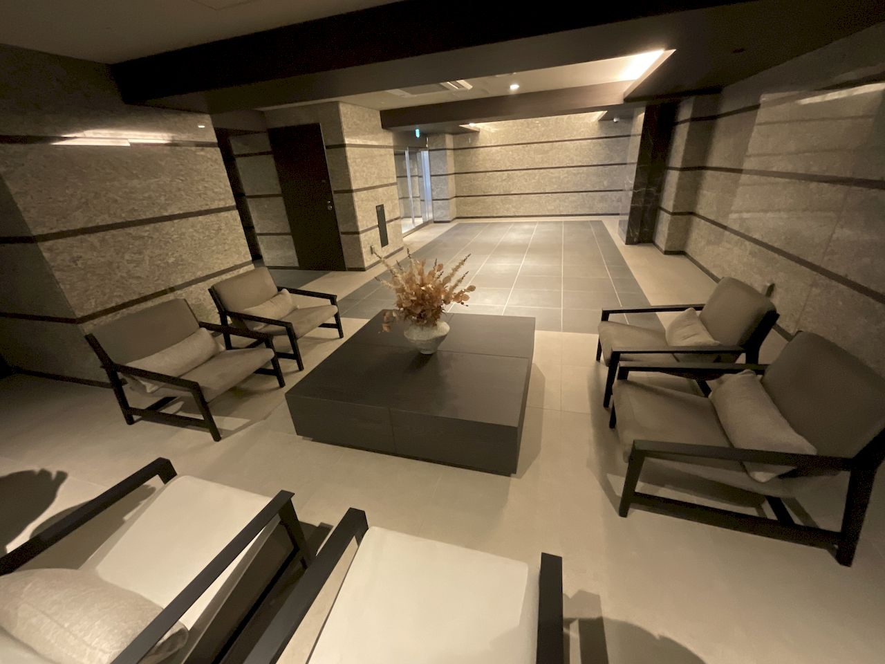 コンシェリア東京 ＜ＨＩＧＡＳＨＩＪＵＪＯ ＲＥＳＩＤＥＮＣＥ＞のロビー|毎日通るロビーはこのようになっています