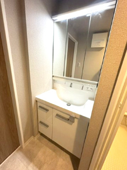【居間・リビング】 | アンビエント千里山 | テーブルやソファーなどの家具もゆったりと配置可能！※設置されている家具の購入希望の際は、別途ご相談ください。