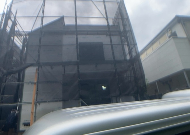 【バルコニー】 | バルコニーは、室外の専用スペースのうち、「屋根がなく開放された空間」であるものを指します。ベランダより広いタイプのものが多く、日当たりもよいため家庭菜園などを楽しみたい人にとって適した環境となります。