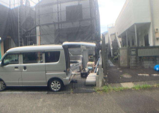 【前面道路含む現地写真】 | 道幅が狭い場所は比較的土地の値段が低いことが多く、また交通量が少ないため騒音が少なく静かな環境で過ごせます。また、小さいお子様がいるご家庭も安心です。一方で車の駐車が難しいというデメリットもあります。