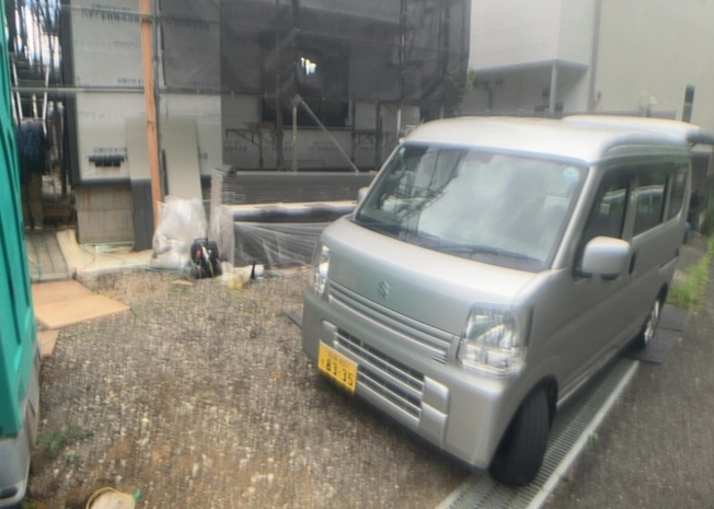 【駐車場】 | 車一台あたりに必要なスペースは、標準サイズの普通自動車で横幅2m50cm、長さ5mは必要になります。ただし、乗降のことも考慮して横幅3m30cm、長さ5m50cmほどは確保できるところを選びましょう。
