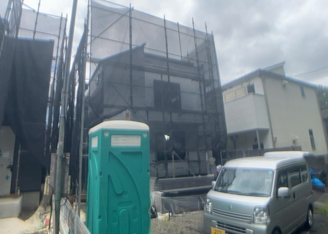 【外観】 | 現在は上棟となっています。現地をご見学に行く際は、道路の幅や周辺の交通量、施設などをご確認頂くことをおすすめします！ある程度イメージをつけたいという場合は、同売主の施工事例や完成パースもお見せします。