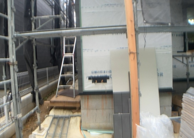 【玄関】 | 玄関は、狭すぎると複数人で使いにくく、広すぎても無駄な空間になりがちです。最低2畳を目安にして、家の広さとの兼ね合いや家族の人数を考慮して決めるとよいでしょう。現地を見学して快適な玄関を選びましょう！