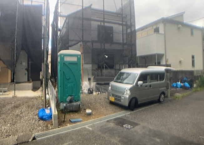 【前面道路含む現地写真】 | 住宅用の土地では前面道路に2m以上接していなければならないと法律で定められています。しかし、お持ちの車のサイズやライフスタイルなどにより、2mでは利便が悪い場合もございますので、事前に確認しましょう。