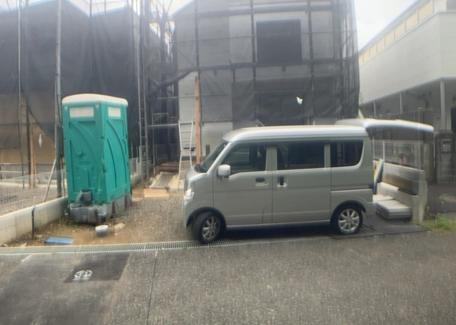 【前面道路含む現地写真】 | お持ちの車種によっては前面道路が広い方が便利でしょう。しかし、前面道路が広ければその分交通量が多くなるため、騒音などが気になる場合があります。実際に現地を見学し、周辺交通量や騒音などを確認しましょう！