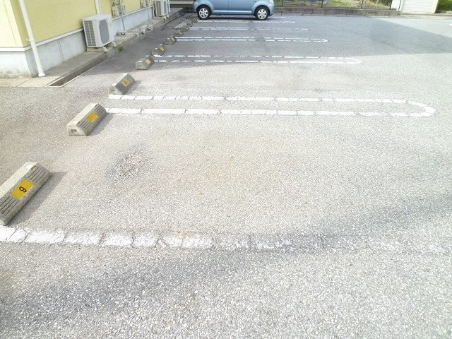 エレガンス　Ａの駐車場