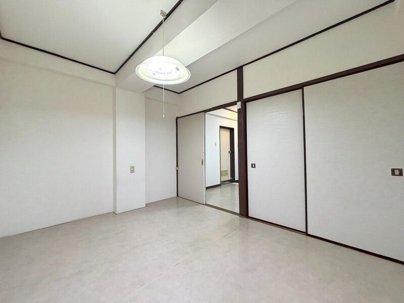 横浜市磯子区中原３丁目の賃貸マンションの居間・リビング