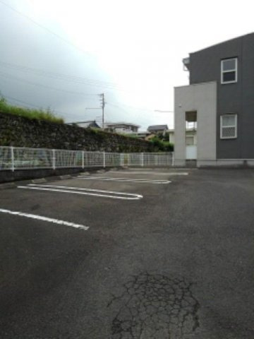 ヴィラ・ソレイユＡの駐車場
