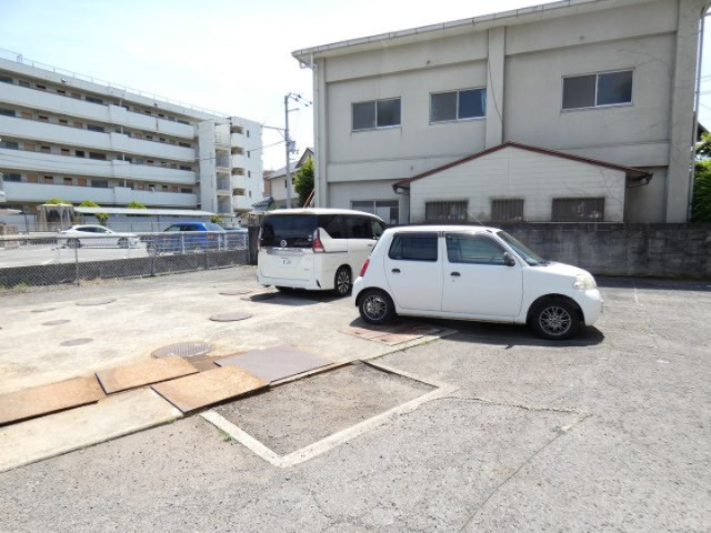 アカデミア横河原の駐車場