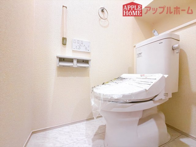 [新築住宅] 鶴ヶ島市藤金 7期 全1棟のトイレ|白を基調とした清潔感のある明るい空間。温水洗浄便座付きで、毎日快適・清潔に使用できます。操作しやすい壁面リモコンを採用しています。