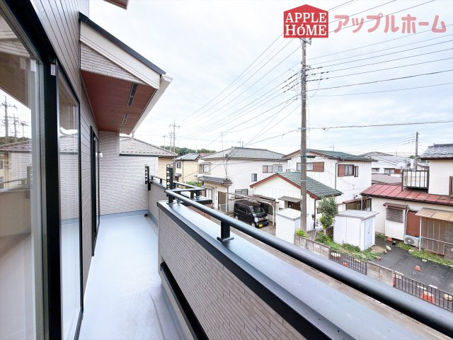 [新築住宅] 鶴ヶ島市藤金 7期 全1棟のバルコニー|家族分の洗濯物もしっかり干せます。日当たりも良く、毎日のお洗濯が楽しくなりそう♪お布団は手軽に干せていつもポカポカに☆