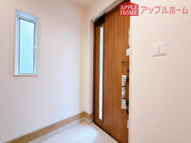 [新築住宅] 鶴ヶ島市藤金 7期 全1棟の玄関|ガラススリットの入った玄関ドアは室内に光を届けてくれる大事な存在です。