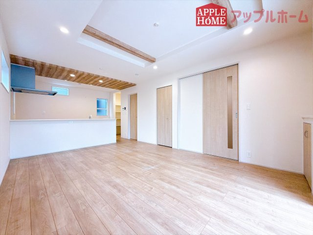 [新築住宅] 鶴ヶ島市藤金 7期 全1棟の居間・リビング|広々リビング×対面キッチンで家族の会話も弾みます♪家族団らんの秘訣は間取りにあり☆夢のマイホームを一緒に叶えましょう！