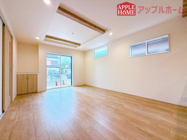 [新築住宅] 鶴ヶ島市藤金 7期 全1棟の居間・リビング|窓から差し込む光で家族を温かく包み込みます。明るいリビングで子育てする喜びを☆いつでも見学可能です！