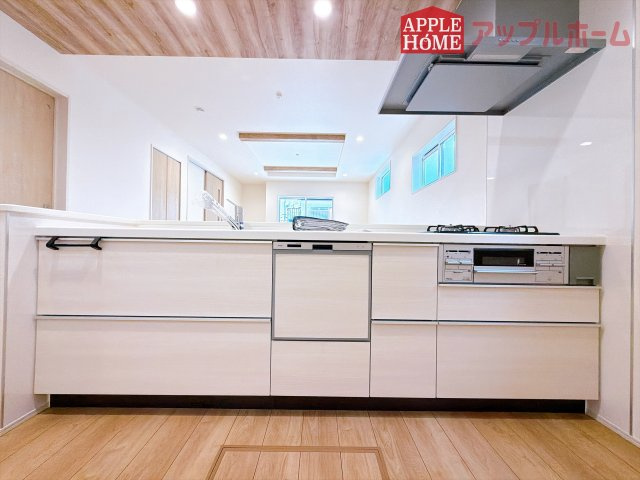 [新築住宅] 鶴ヶ島市藤金 7期 全1棟のキッチン|キッチンから部屋中が見守れるので、小さなお子様がいるご家庭でも安心です。シンプル×ナチュラルな温かい空間は、どんなスタイルの家具も合わせやすいお部屋です。