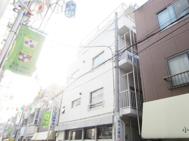 共栄ビルの外観|すぐ近くは東十条商店街です☆