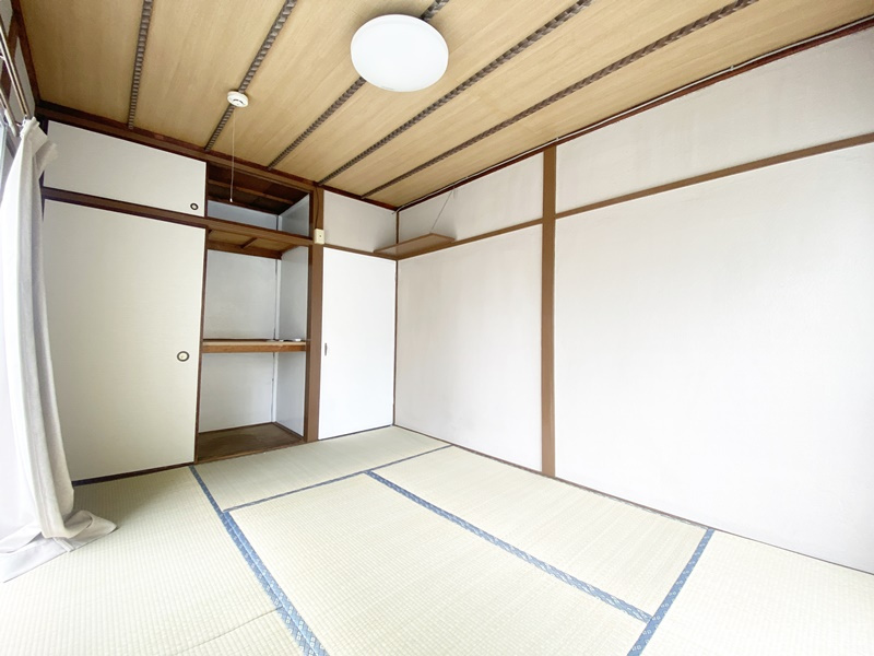 共栄ビルの寝室|別角度からみた6帖の和室です☆