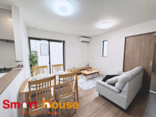 座間市入谷西２丁目　新築2棟の居間・リビング|閑静な住宅街に堂々登場！ナチュラルで温かみのある木目調の内装も魅力です。土日祝日即日ご案内可能です♪