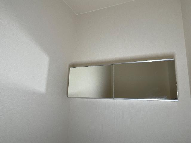 コンフォートビブレのトイレ|鏡付収納