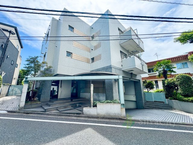 目黒グランドヒルズの外観|流行に左右されず、将来にわたって価値が継続する「上質」な佇まい。おしゃれな雰囲気や自然の潤い、親しみやすさといった個性が街に新たな価値をもたらしています。