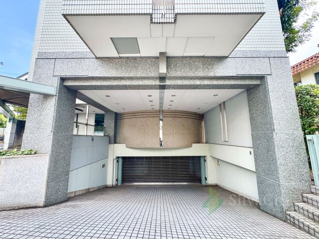 目黒グランドヒルズのエントランス|重厚感ある佇まいが印象的なエントランス。ホテルライクな空間演出が、上質な暮らしの始まりを感じさせます。 