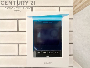 訪問者が来たときにテレビ画面で確認できるため、安心してドアを開けられます。録画機能があるものもあり、留守中に来訪者を記録しておくことができます。利便性が高く、セキュリティ面でも安心です。