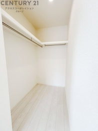 収納力が高く洋服や小物を整理しやすく、更衣室のように使え、部屋がすっきり保てます。収納の配置を自由に調整でき、換気性が良く防湿・防虫対策も可能。快適で機能的な生活空間を実現できます♪