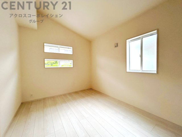 子供部屋…創造性や成長を促す遊びの空間を提供。学習や趣味に集中できる環境を整えます。個別のプライベートスペースは自己表現と自立心を育み、心地よい睡眠環境を整えリラックスできる場所を提供。