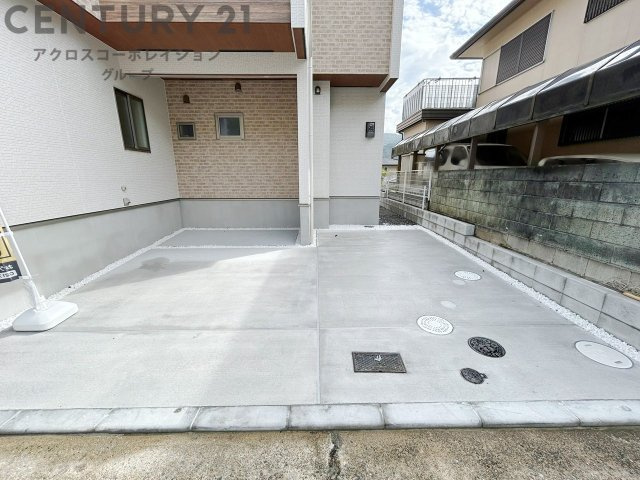 ハイルーフ車もゆったりと駐車していただける広々とした駐車場になります。