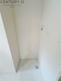 洗濯物の仕分け作業がしやすく、整理整頓が容易になります。洗濯音や湿気を他の部屋に持ち込まず、生活環境を快適に保ちます。上部を活用すれば収納スペースを確保でき洗剤や洗濯用品の整理もしやすくなります。
